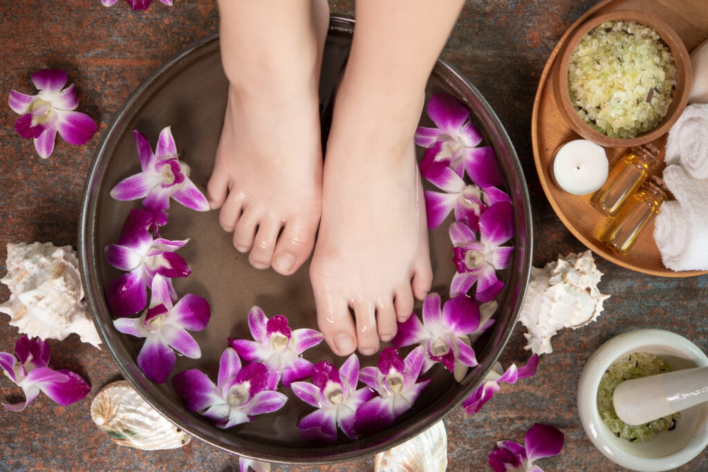 Pedicura Tradicional o Spa Cuida, relaja y embellece tus pies con una experiencia adaptada a tus necesidades En Luxx Med Spa Center, ofrecemos servicios de pedicura profesional que van desde el cuidado estético básico hasta tratamientos más completos y relajantes. Ya sea que necesites mantener tus pies en buen estado o disfrutar de un momento de bienestar, tenemos la opción perfecta para ti.